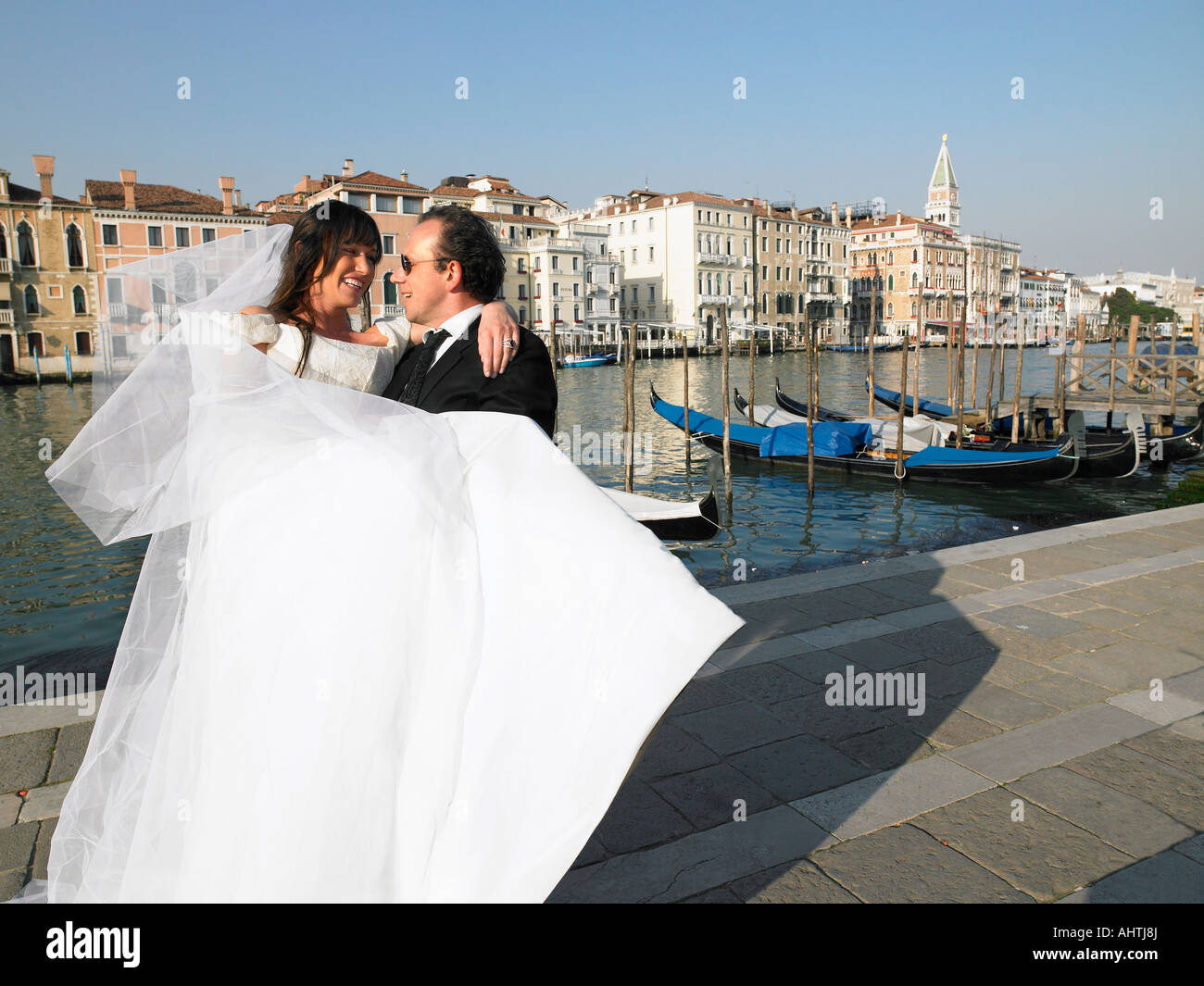 Lo sposo che trasportano sposa. Grand Canal, Venezia, Italia. Foto Stock