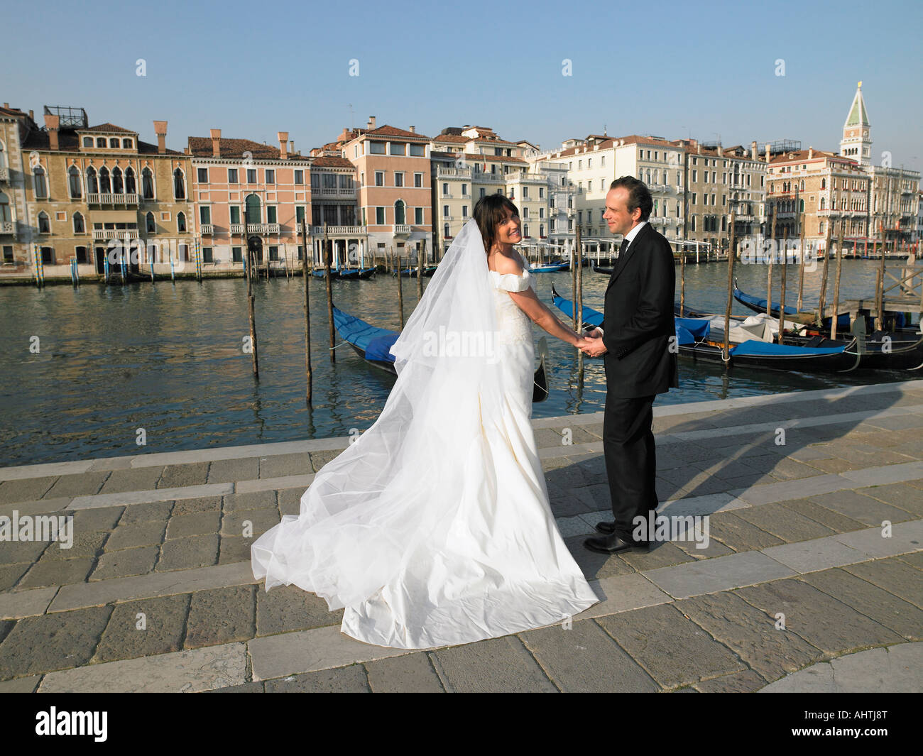 Sposa e lo sposo tenendo le mani. Grand Canal, Venezia, Italia. Foto Stock