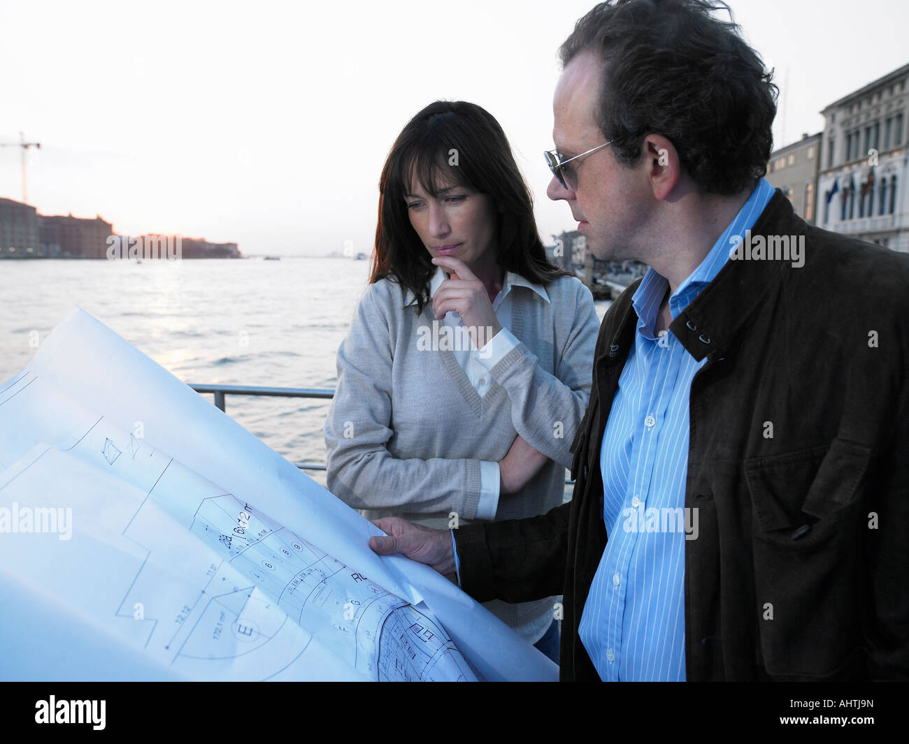 Giovane guardando architetto blueprint. Venezia, Italia. Foto Stock