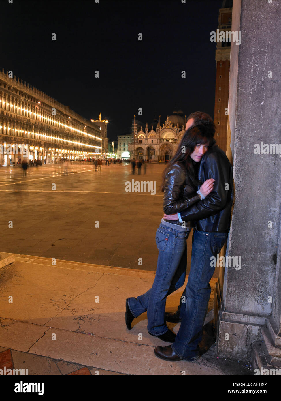 Giovane abbracciando appoggiata contro la colonna. Piazza San Marco, Venezia, Italia. Foto Stock