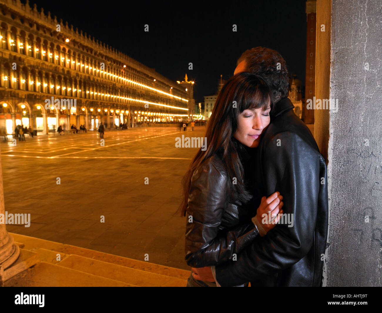 L'Italia, Venezia, giovane abbracciando la notte, Foto Stock