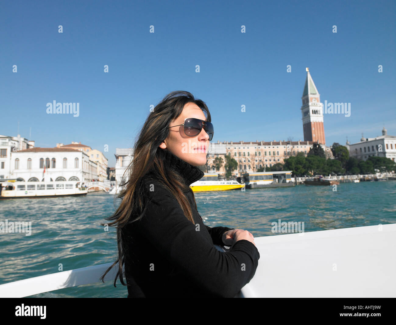L'Italia, Venezia, donna che indossa gli occhiali da sole sul battello Foto Stock
