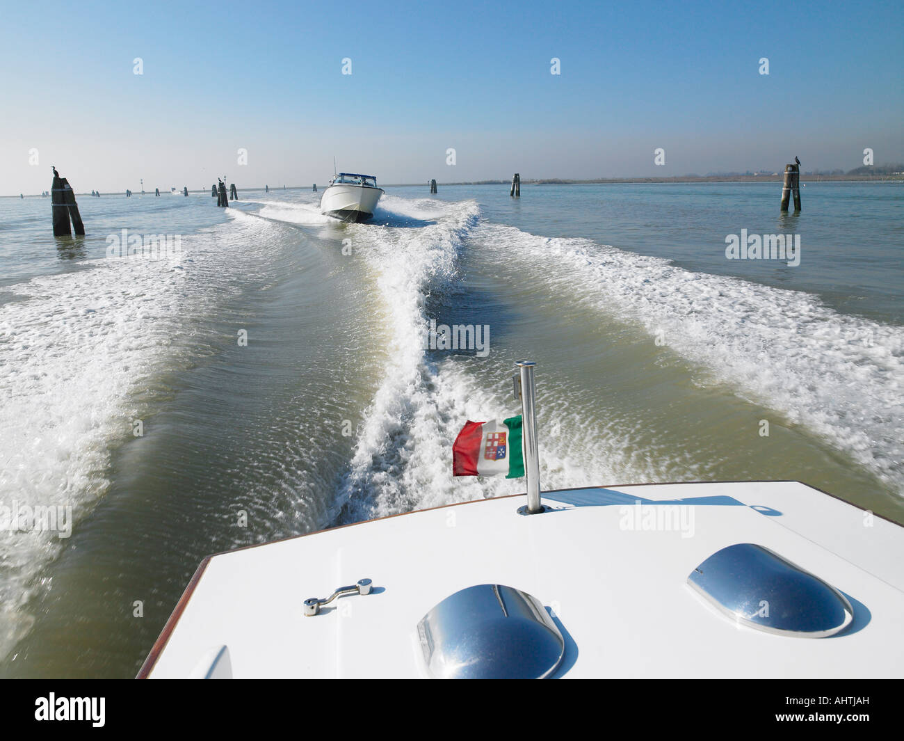 Vista posteriore della corsia di acqua visto dal retro della barca. Foto Stock