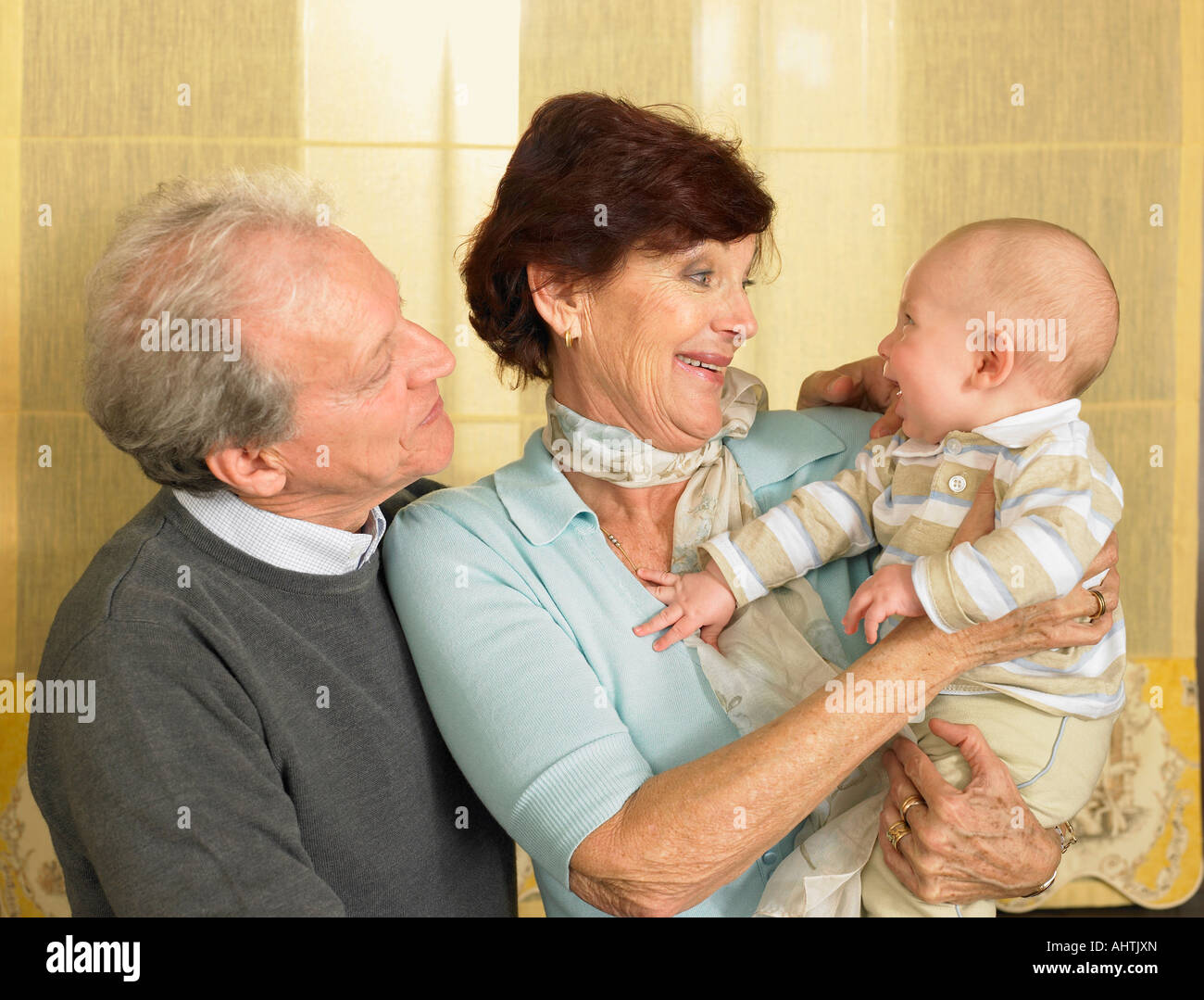 Senior nonni con baby grandson (1-3 mesi) sorridente Foto Stock