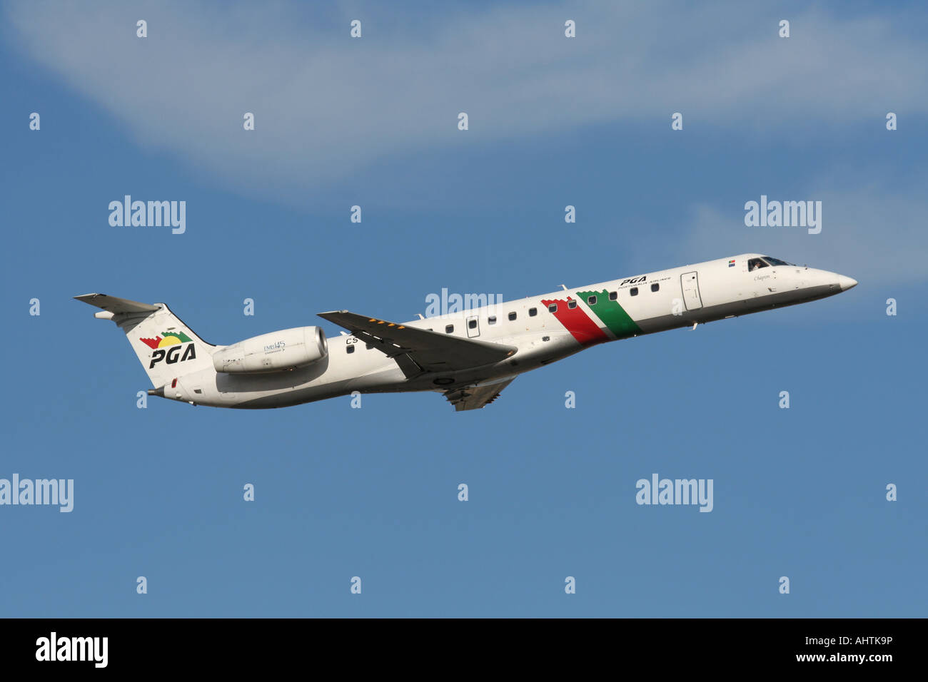 PGA Portugalia Embraer ERJ 145 aereo regionale in volo in partenza contro un cielo blu. Breve Raggio del viaggio aereo. Foto Stock