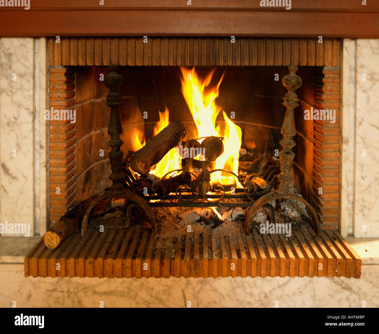 Accedere fuoco che arde nel caminetto con mattoni rossi circondano Foto  stock - Alamy