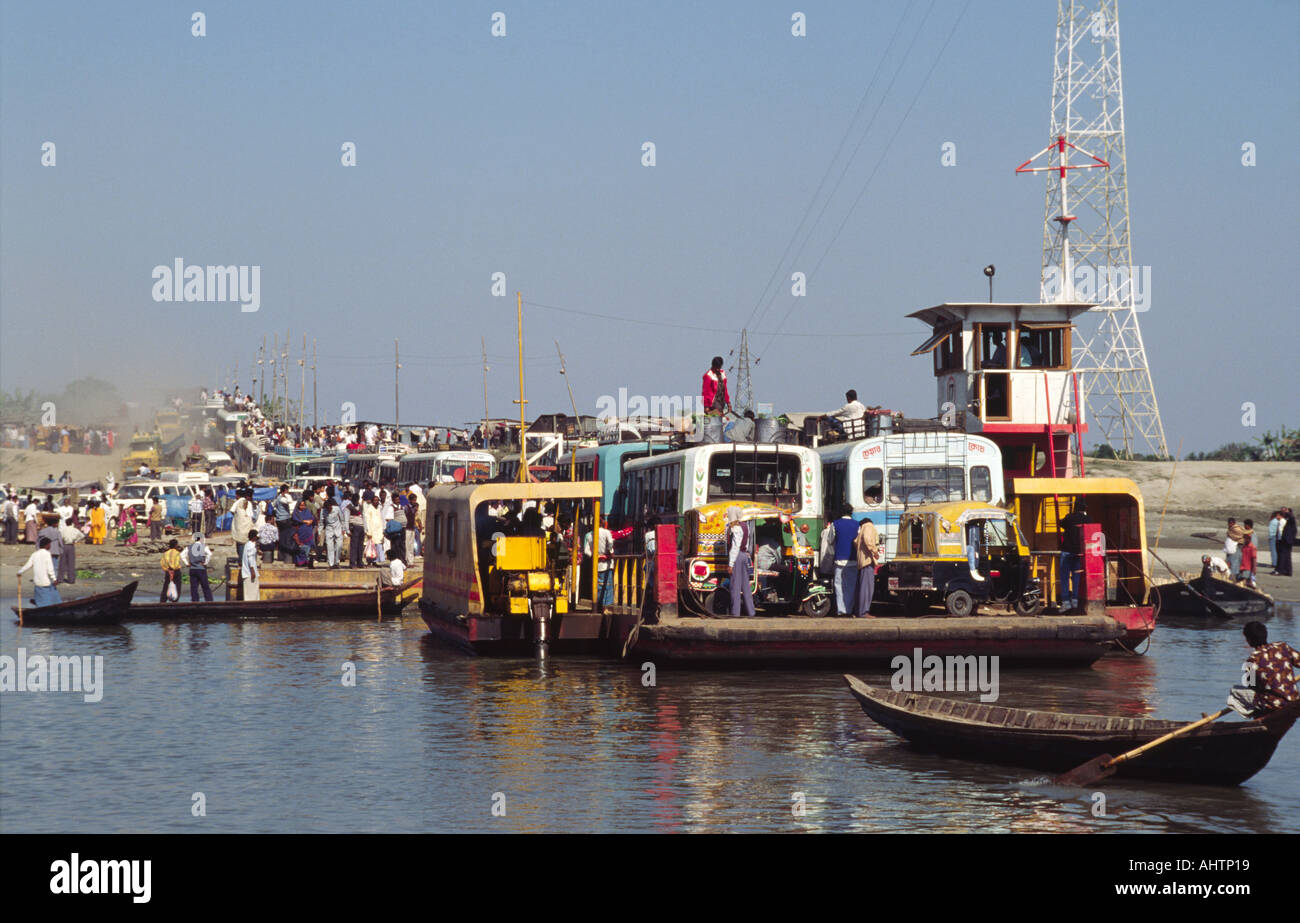 Un traghetto con veicoli e passeggeri che attraversano il fiume Padma. Bangladesh Foto Stock