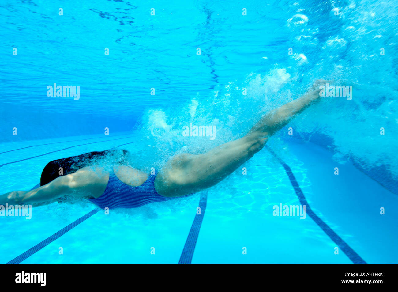 Donna di immersioni in piscina, vista subacquea Foto Stock