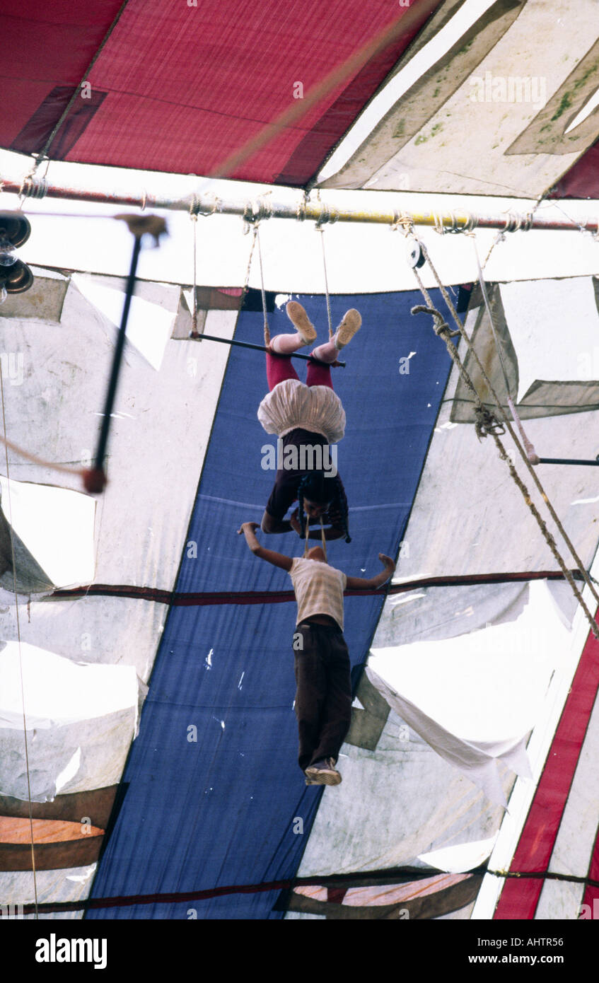 Bambini trapezisti che si esibiscono con un circo itinerante. Madaripur, Bangladesh Foto Stock