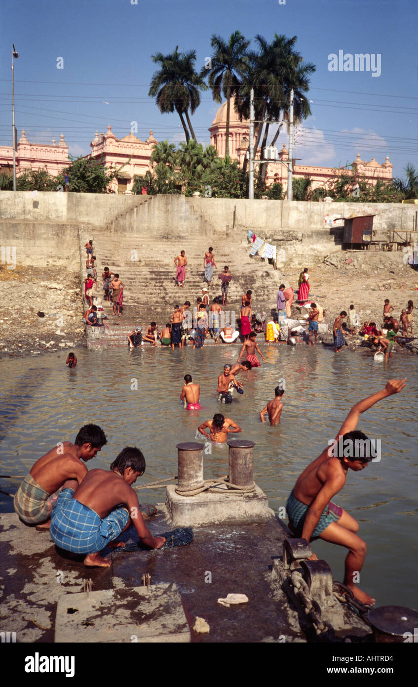 Le persone che si lavano ai ghat da bagno a Dhaka. Bangladesh Foto Stock