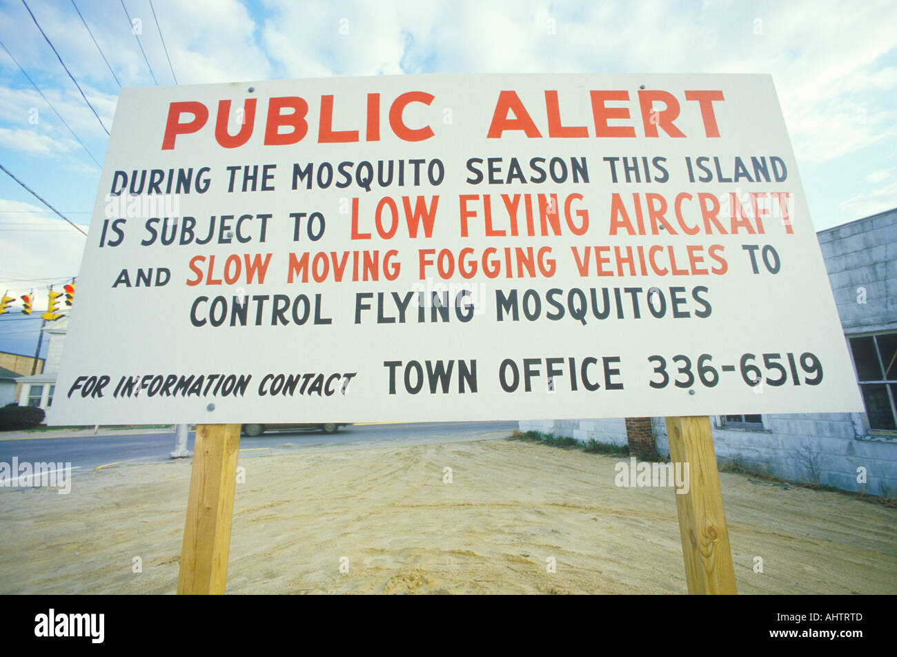 Un segno che legge avviso pubblico Foto Stock