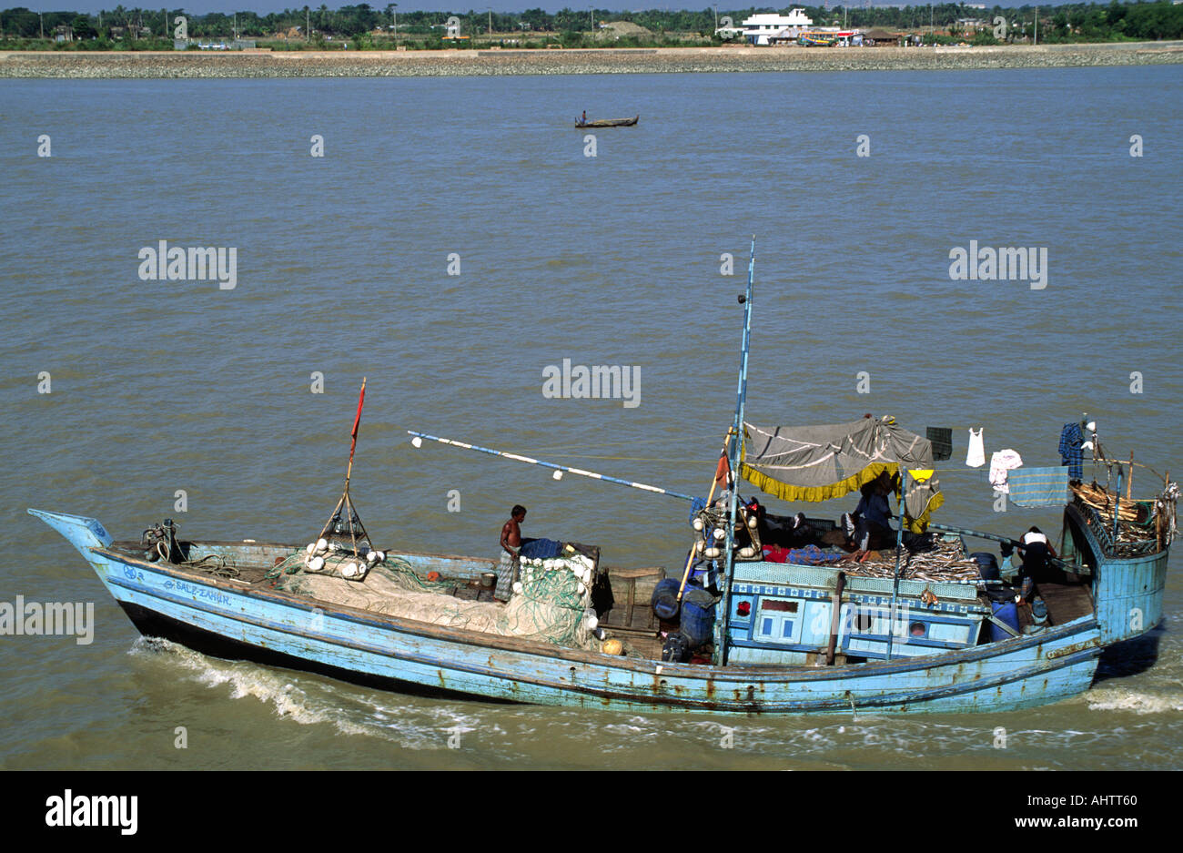 Pesca di fiume voce in barca lungo il fiume Padma. Bangladesh Foto Stock