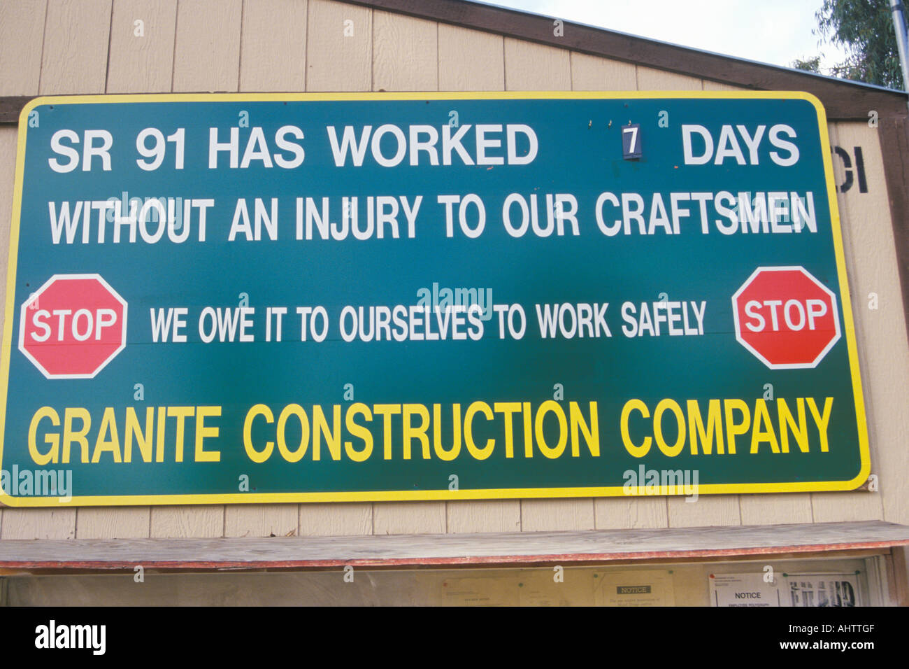 Un segno che legge il granito Società di costruzioni Foto Stock
