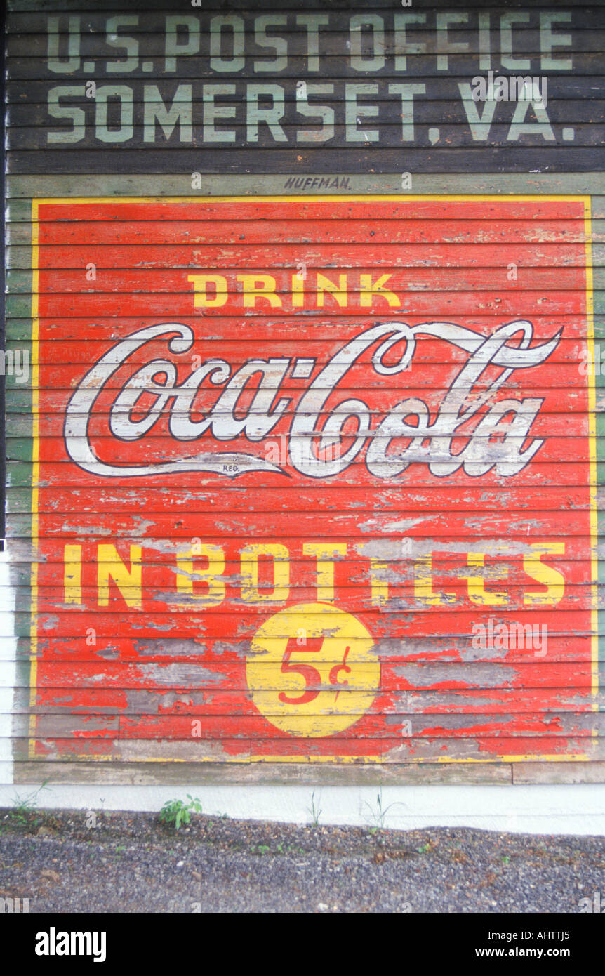 Un segno che legge bere Coca Cola in bottiglie 5c Foto Stock