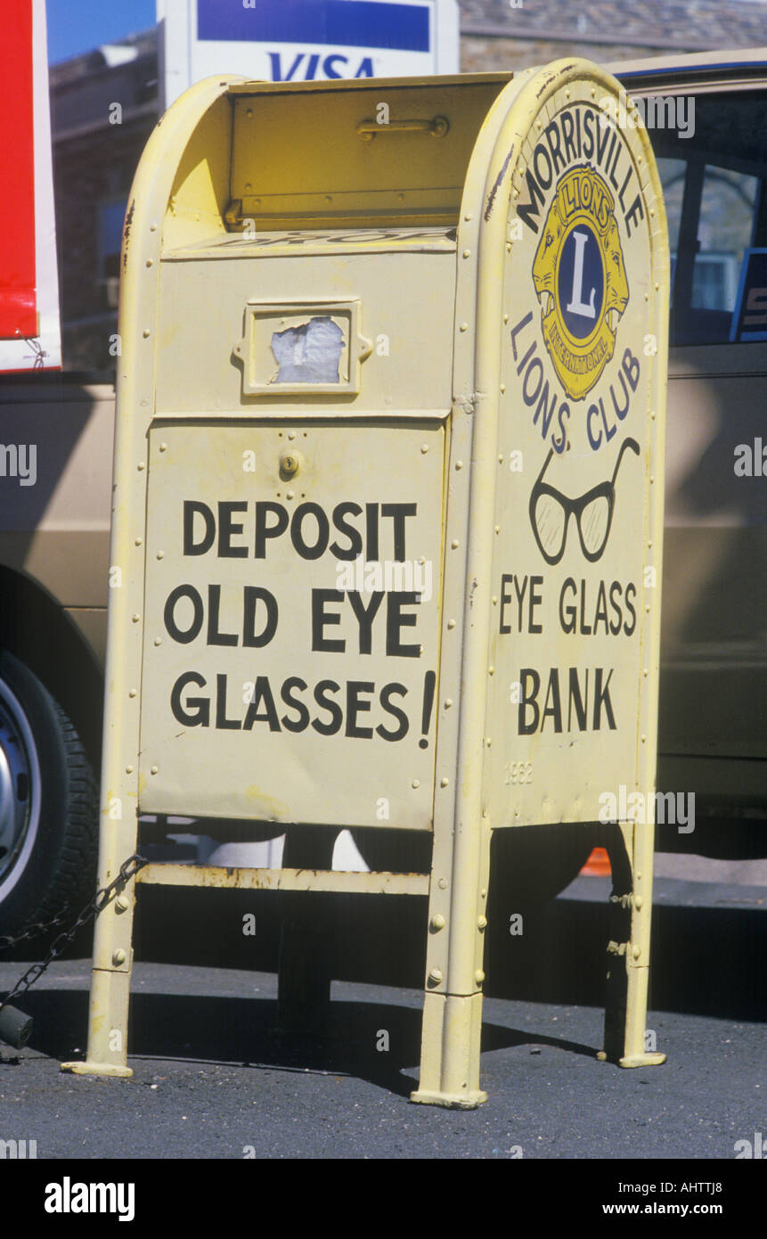 Un segno che legge deposito vecchi occhiali Foto Stock