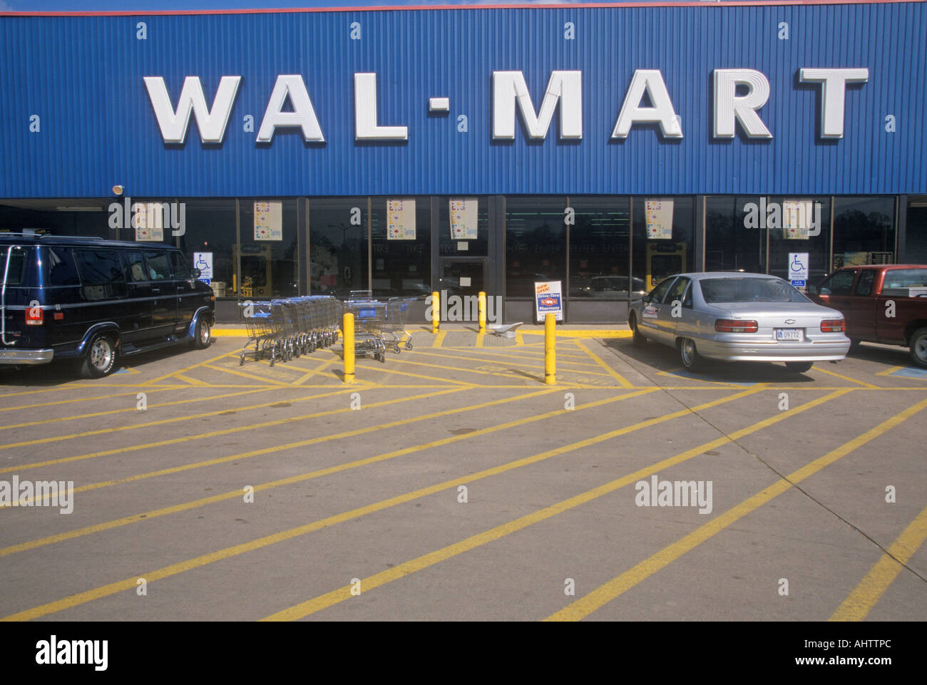Wal Mart Supercenter Store ingresso anteriore e il parcheggio nel sud-est USA Foto Stock