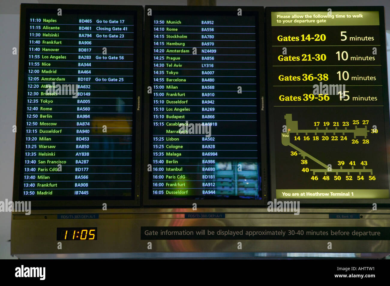 Un segno in aeroporto di Heathrow in Inghilterra per la partenza e l'arrivo dei tempi di volo e i cancelli della compagnia aerea Foto Stock