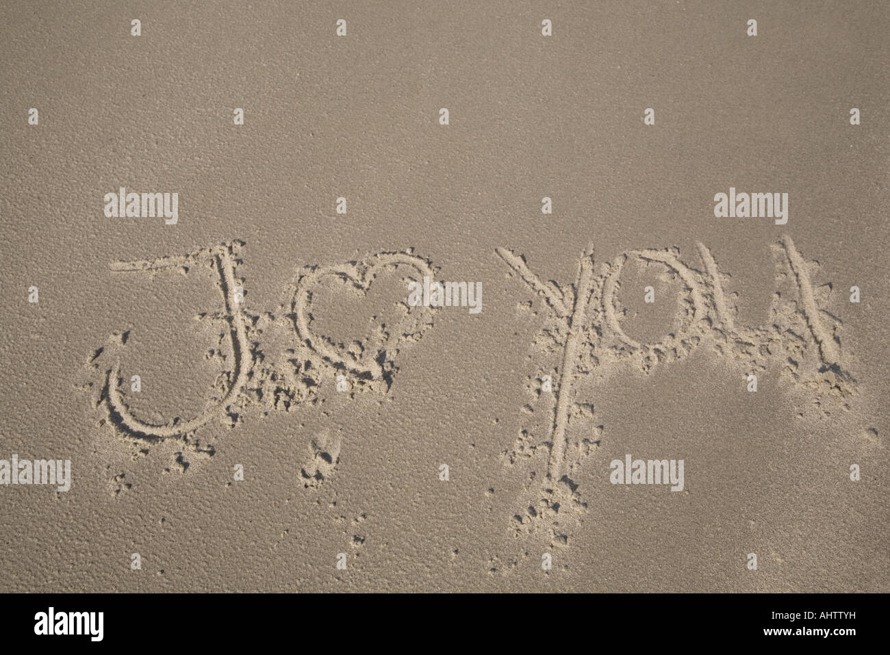 Le parole "ti amo", scritto nella sabbia di una spiaggia Foto Stock