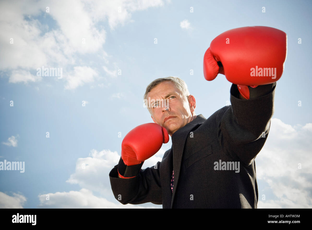 Imprenditore indossando guanti da boxe. Foto Stock