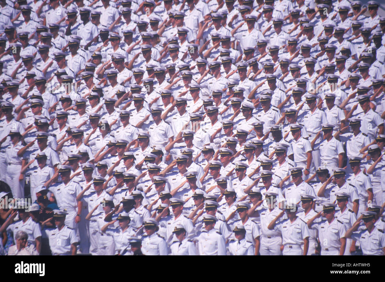 I marinai salutando Naval Academy cerimonia di laurea 26 maggio 1999 Annapolis Maryland Foto Stock