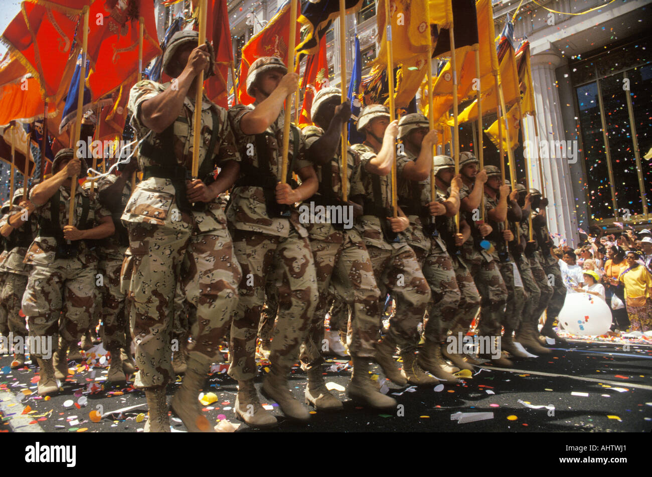 Soldati che marciano con le bandiere Ticker tape Parade New York City New York Foto Stock