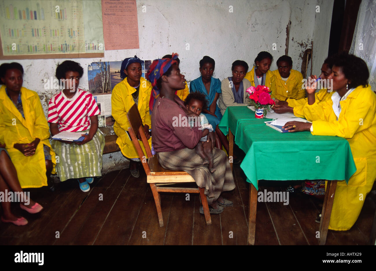 Volontaria dei lavoratori comunitari consigliare una donna presso un centro di consulenza in Etiopia ad Addis Abeba Foto Stock