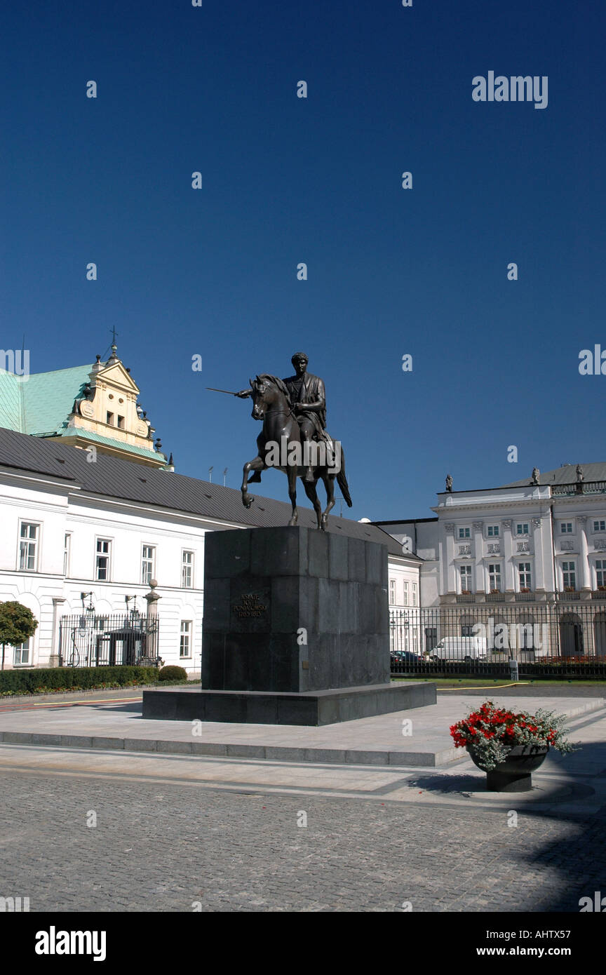 Il Palazzo del Presidente e la statua del Principe Jozef Poniatowski a Varsavia Polonia Foto Stock