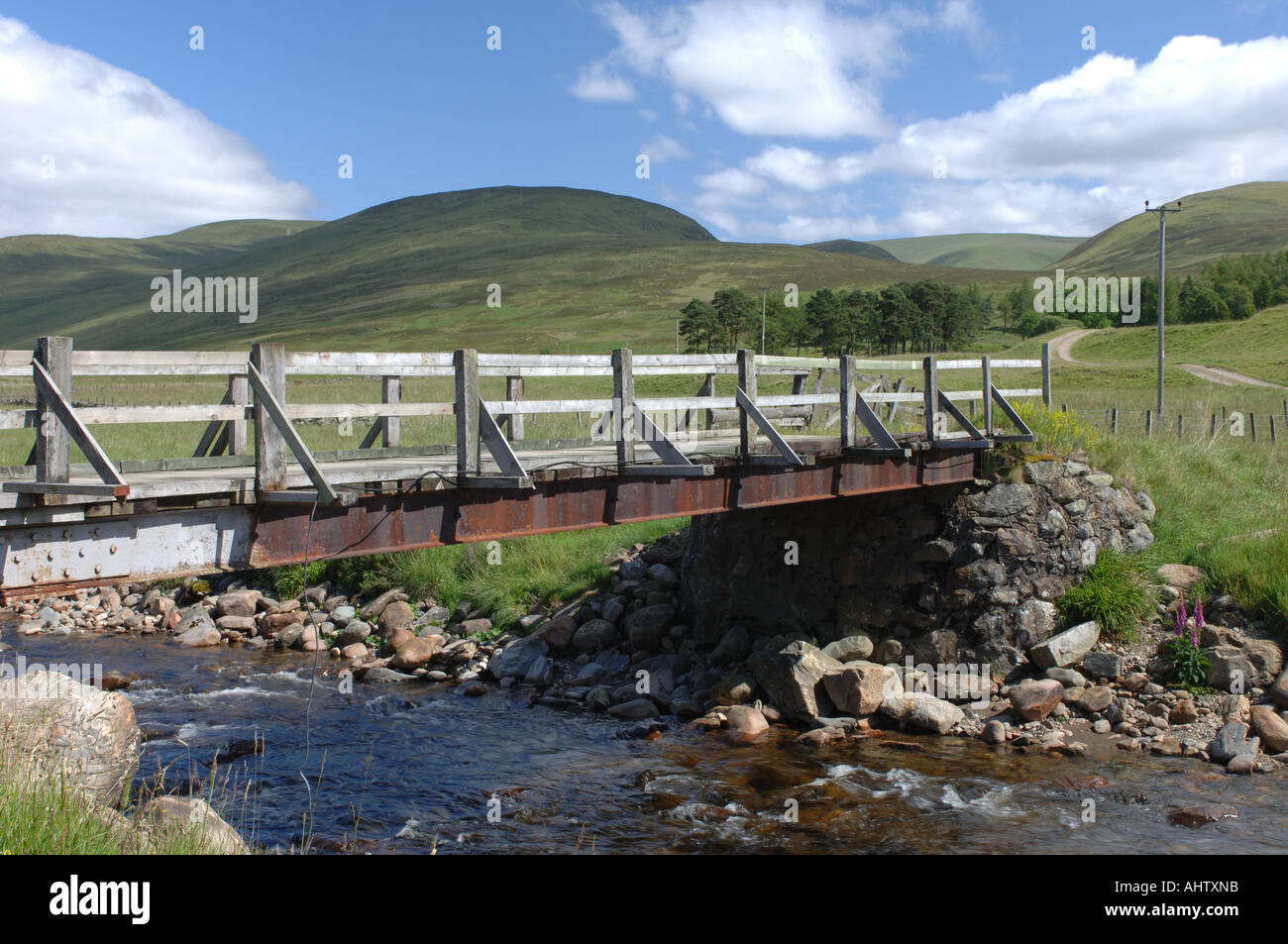 Glen Isla ponte in legno sul fiume Isla Angus Foto Stock