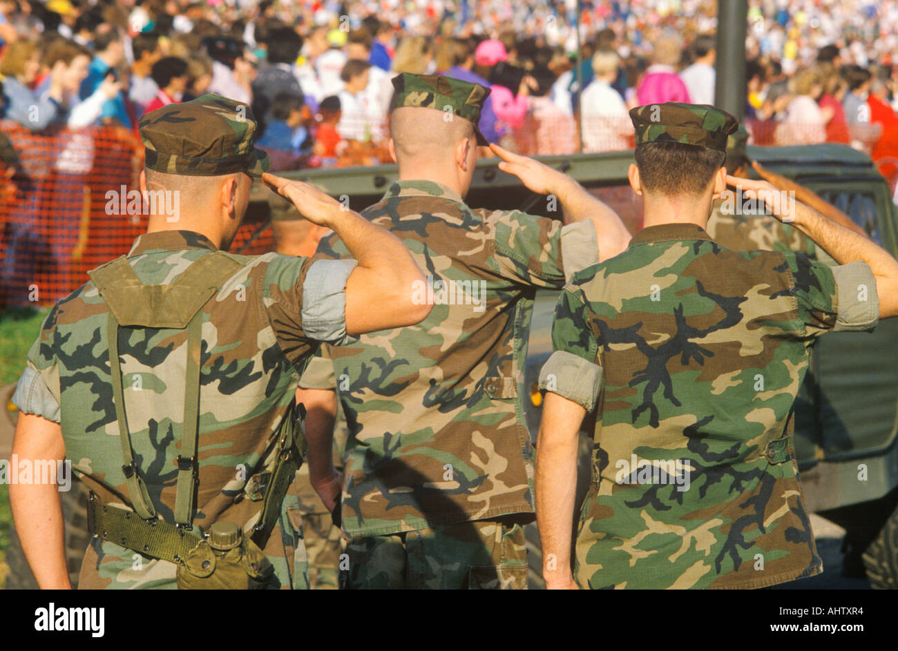Tre Stati Uniti Marines salutando Washington D C Foto Stock