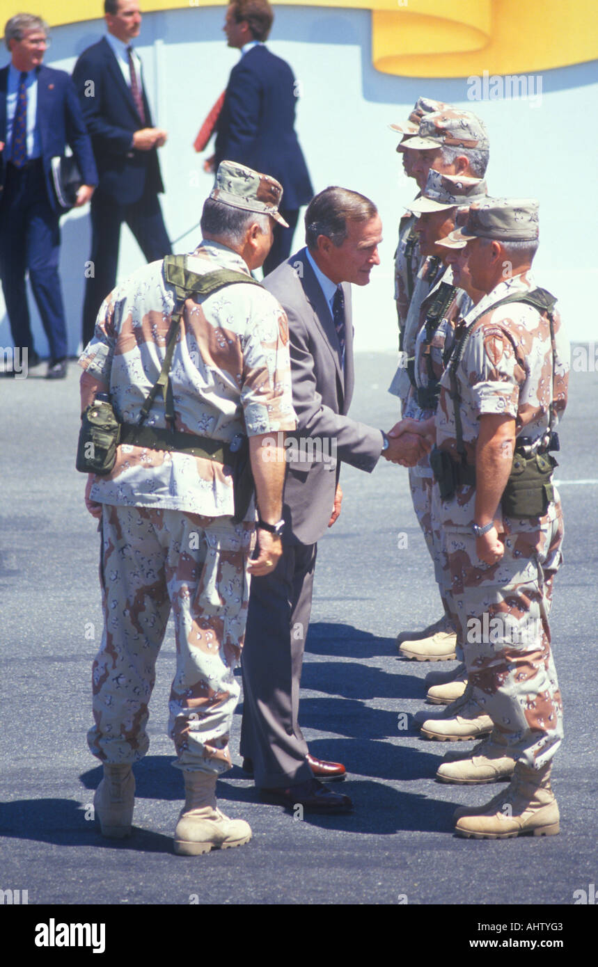 Il presidente George Bush soldati di scuotimento mani Washington D C Foto Stock