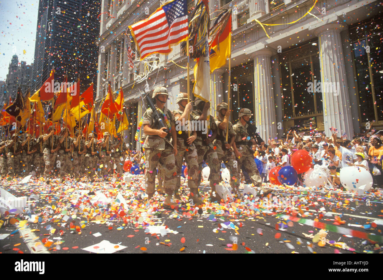 Soldati che marciano con le bandiere Ticker tape Parade New York City New York Foto Stock