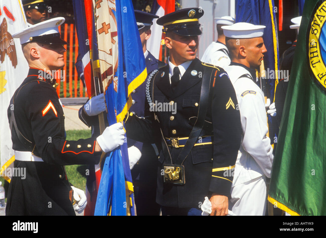 Soldati e marinai con bandiere Desert Storm Victory Parade Washington D C Foto Stock