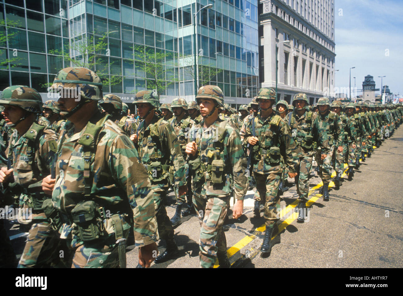 Soldati che marciano in United States Army Parade Chicago Illinois Foto Stock