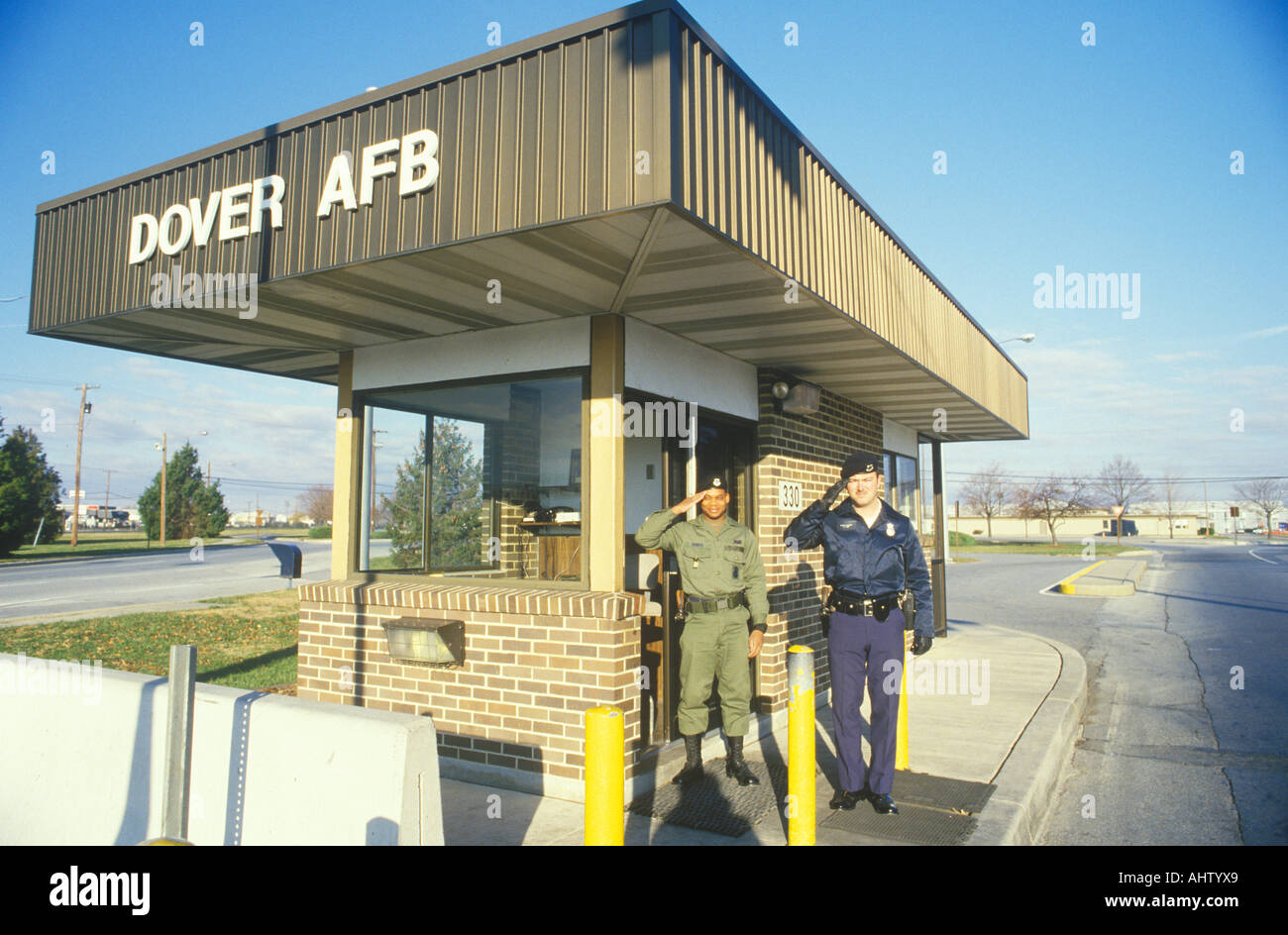 Due soldati che plaude al cancello principale di dover Base Militare di Dover Delaware Foto Stock