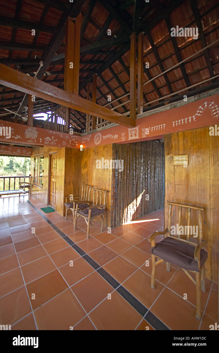 AAD 91667 Resort Guest House realizzato da pavimento in legno del soffitto del tetto interno Neral Maharashtra INDIA Foto Stock