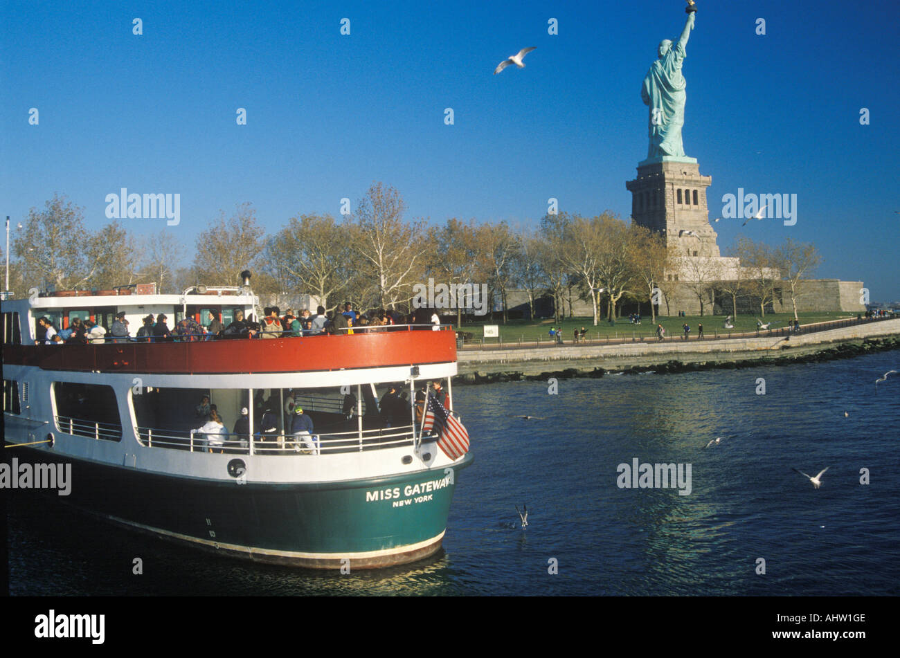 Circle Line Boat presso la Statua della Libertà New York City New York Foto Stock