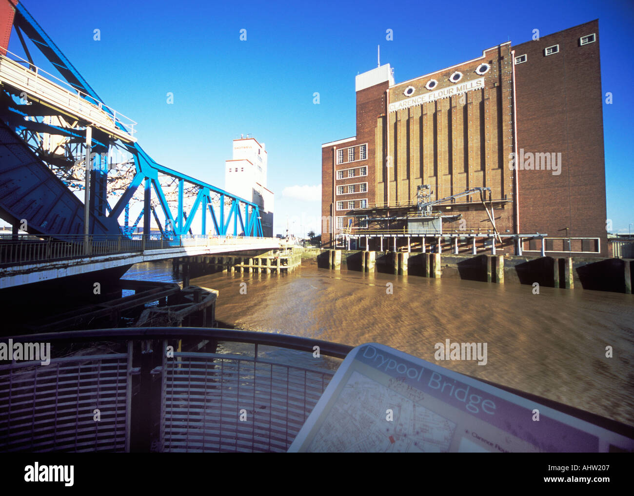 Drypool Bridge e edifici industriali Hull Humberside REGNO UNITO Foto Stock