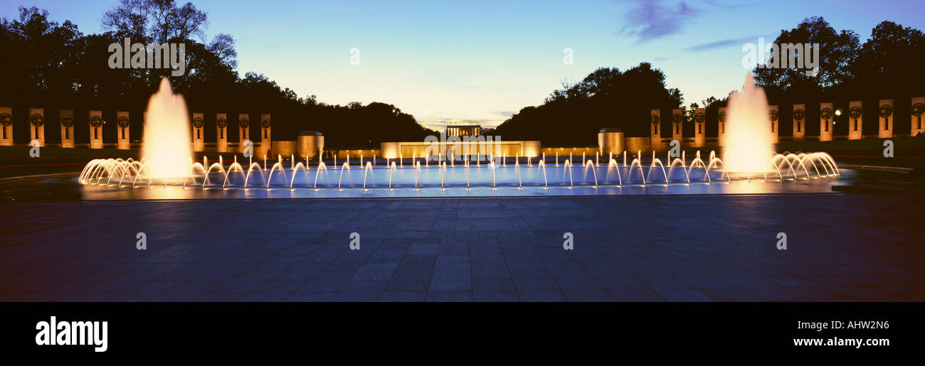 U S il Memoriale della Seconda Guerra Mondiale che commemora la II Guerra Mondiale a Washington D C di notte Foto Stock