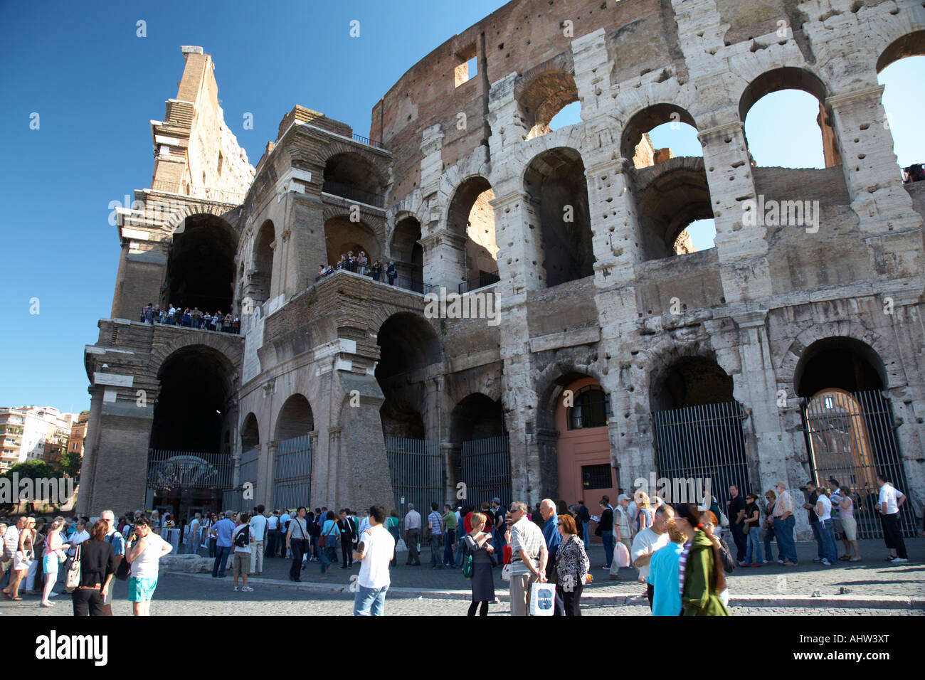 La metà mattina coda di turisti in coda intorno al lato del Colosseo per ottenere l'ingresso Roma Lazio Italia Foto Stock