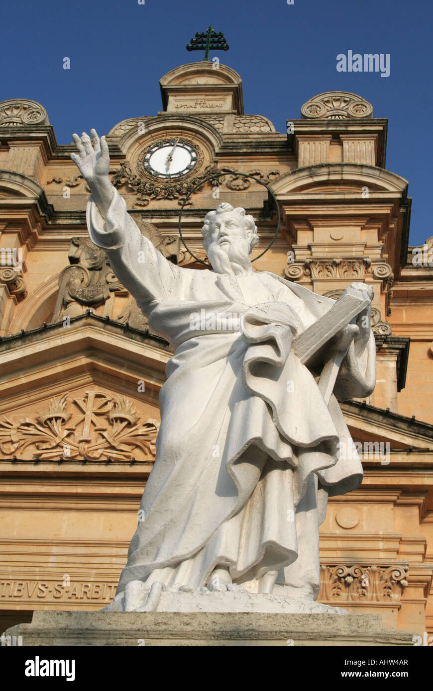 Statua di San Pietro fuori dalla basilica di Nadur, Gozo, Malta. La religione cattolica romana e il cristianesimo in Europa. Foto Stock