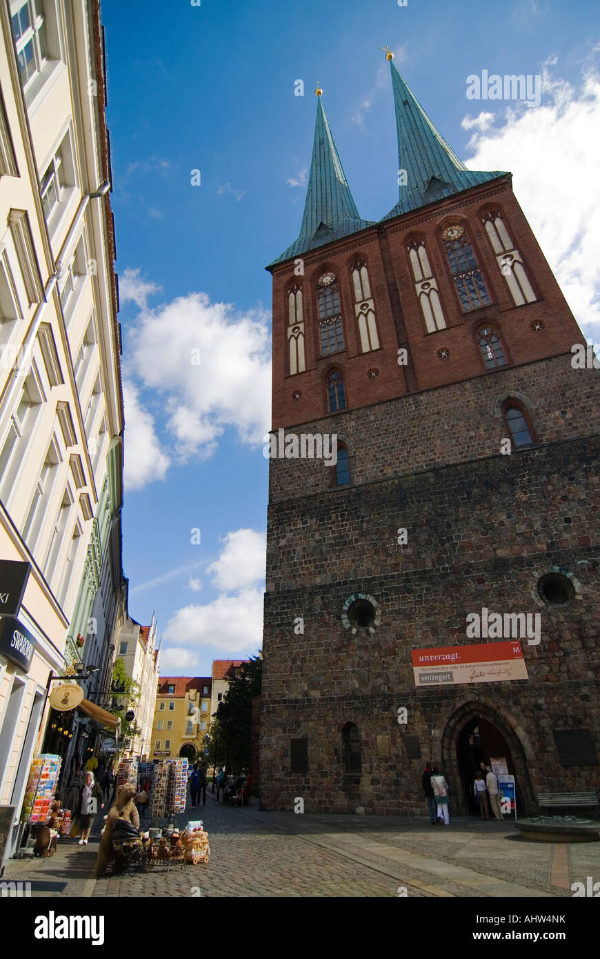 Verticale ampia angolazione del twin spired chiesa di St Nicholas 'Nikolaikirche' in Nikolaikircheplatz su una luminosa giornata di sole. Foto Stock