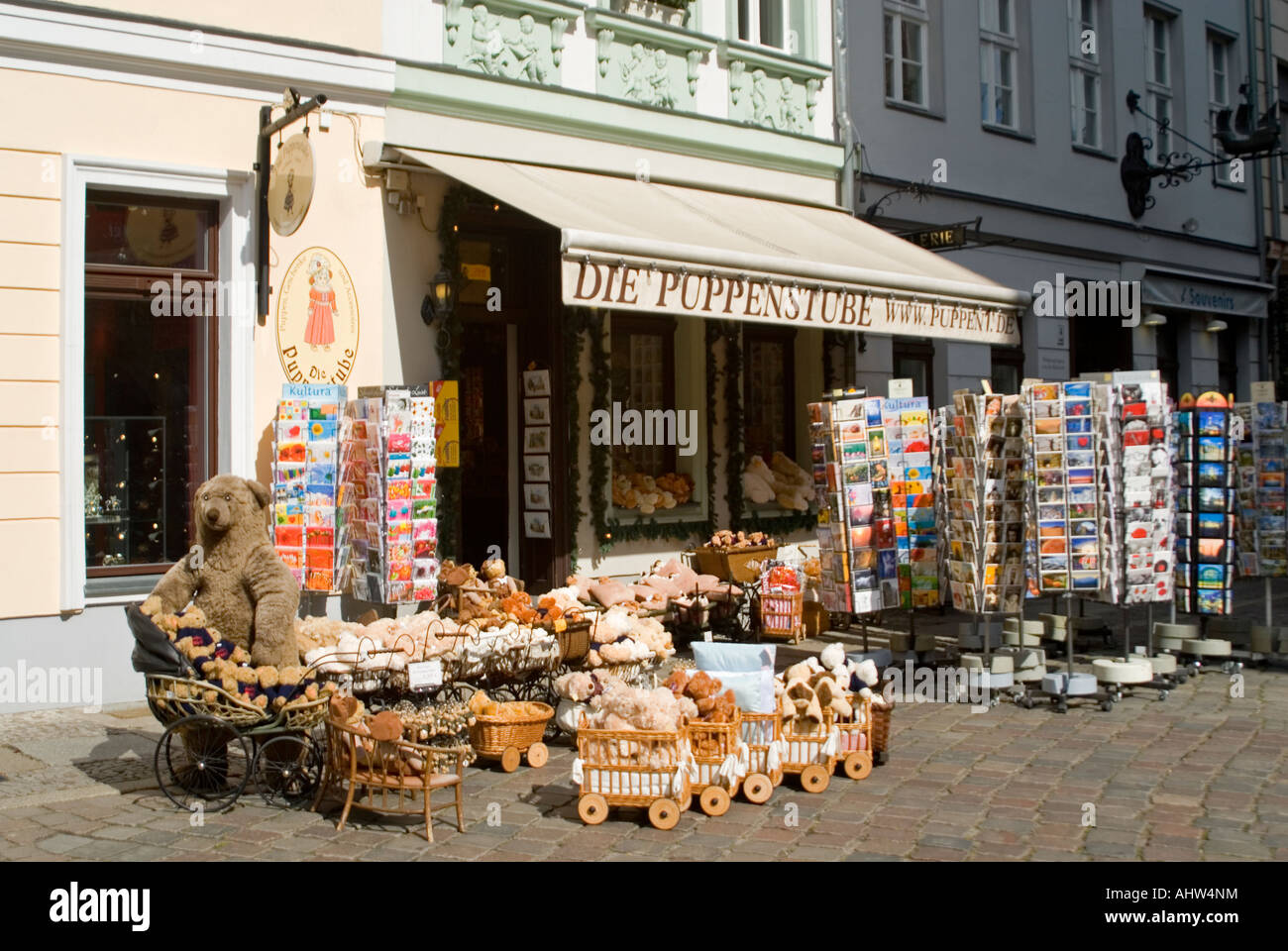 Vista orizzontale di un tradizionale giocattolo antico negozio di vendita orsacchiotti e negozio di souvenir nello storico quartiere di Nikolaiviertel. Foto Stock