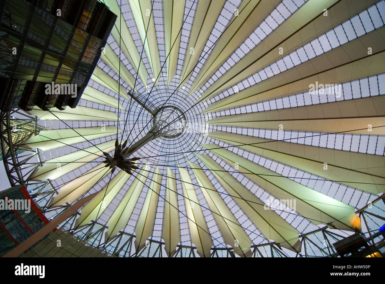 In orizzontale ampia angolazione della spettacolare atrio centrale di Helmut Jahn alla creazione, il Sony Center di Potsdamer Platz. Foto Stock