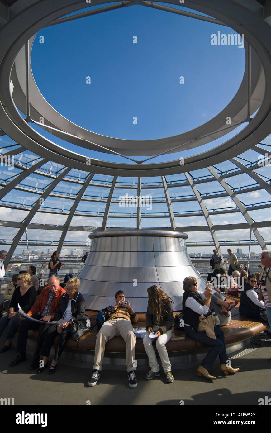 Verticale ampia angolazione di turisti che si godono il sole e la vista dalla cima di Sir Norman Foster cupola di vetro sulla parte superiore del Reichstag. Foto Stock
