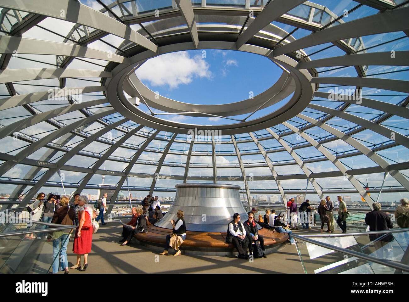 In orizzontale ampia angolazione di turisti che si godono il sole e la vista dalla cima di Sir Norman Foster cupola di vetro sulla parte superiore del Reichstag Foto Stock