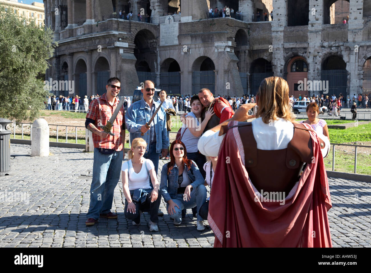 La gente del luogo vestiti da centurioni romani prendere le foto di turisti per denaro al di fuori il Colosseo Roma Lazio Italia Foto Stock