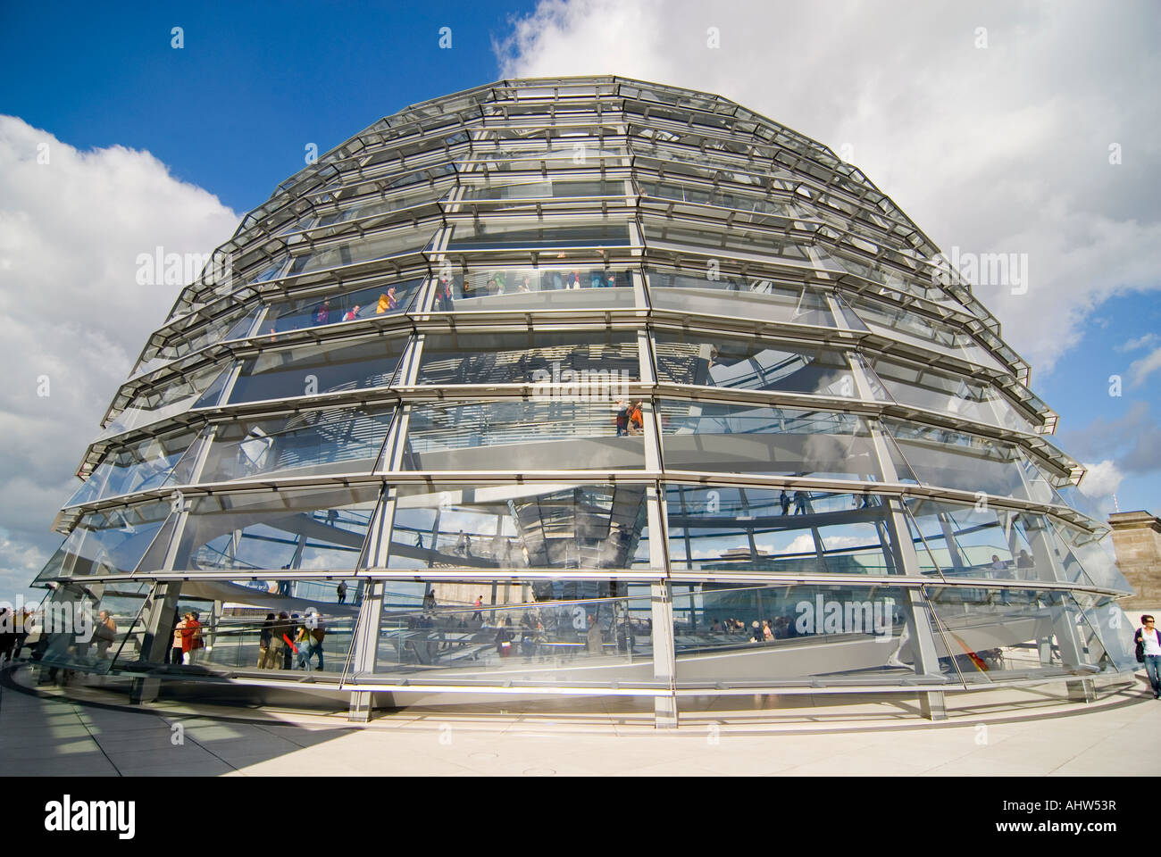 In orizzontale ampia angolazione in un luminoso giorno della parte esterna di Sir Norman Foster cupola di vetro sul tetto del Reichstag. Foto Stock