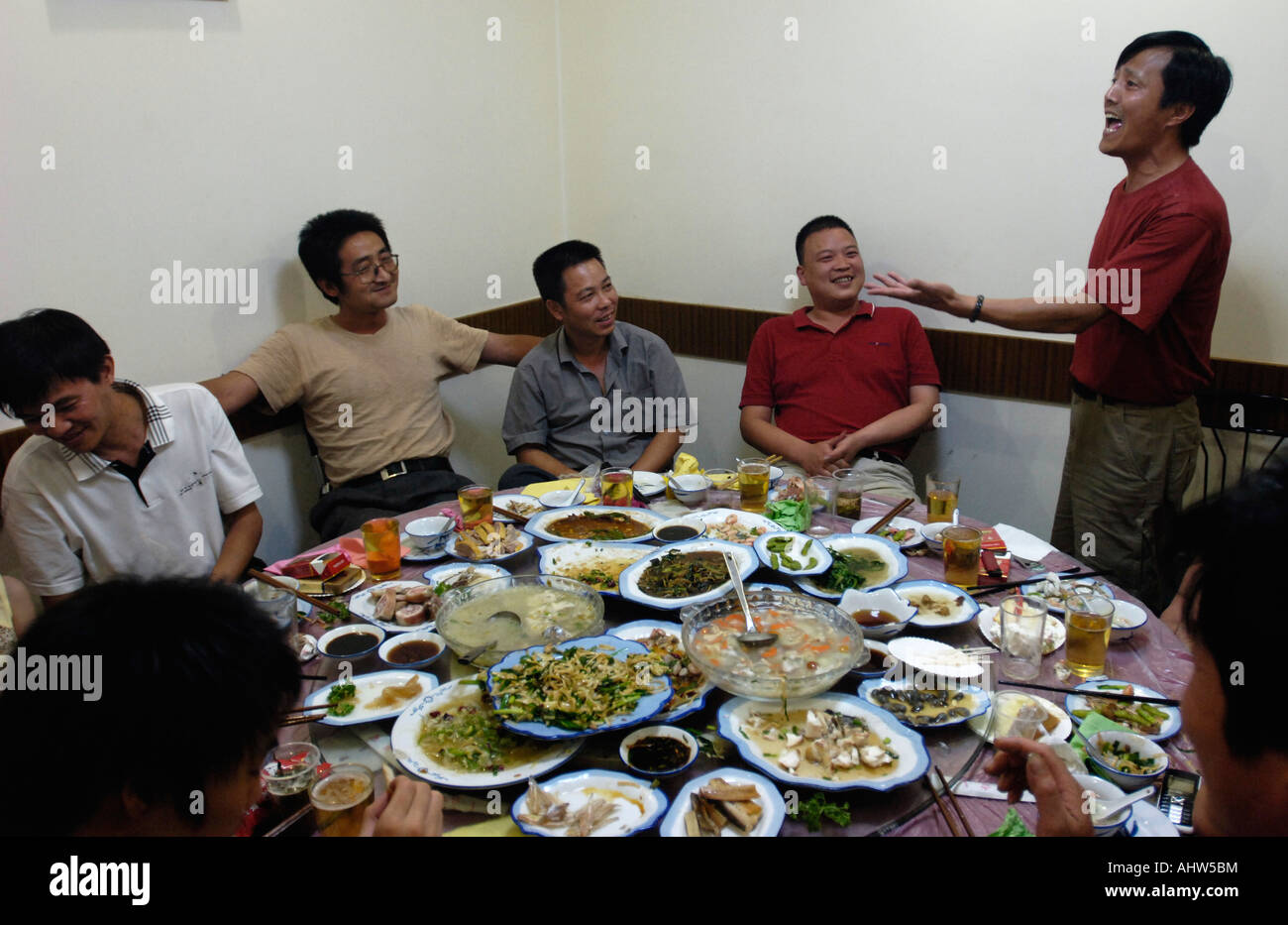 Dinnar stravaganti per il compleanno di un imprenditore in Ningbo Zhejiang Cina Giugno 2006 Foto Stock