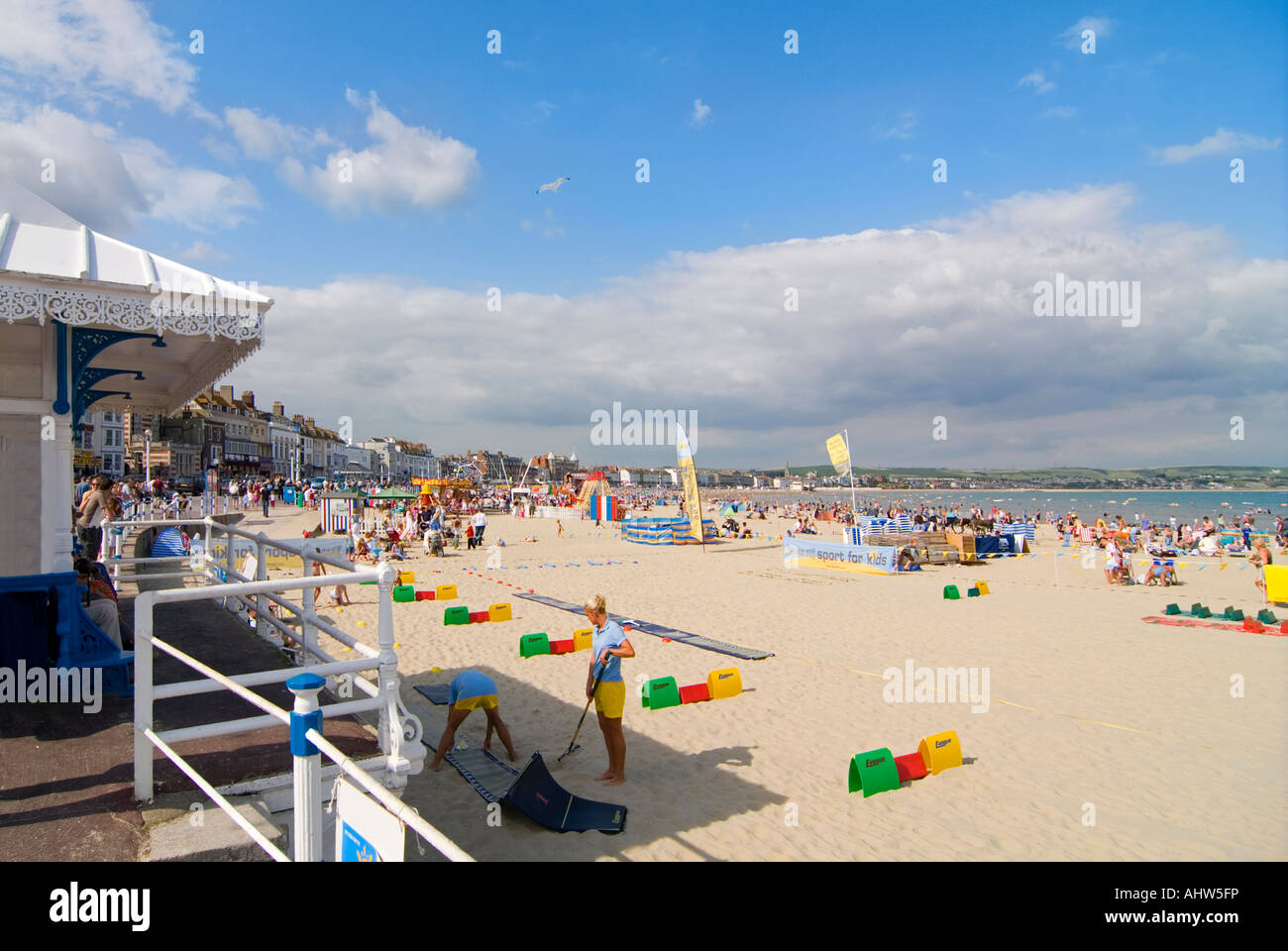 In orizzontale ampia angolazione di una tipica spiaggia inglese scena con un sacco di turisti sulla sabbia a Weymouth Bay. Foto Stock