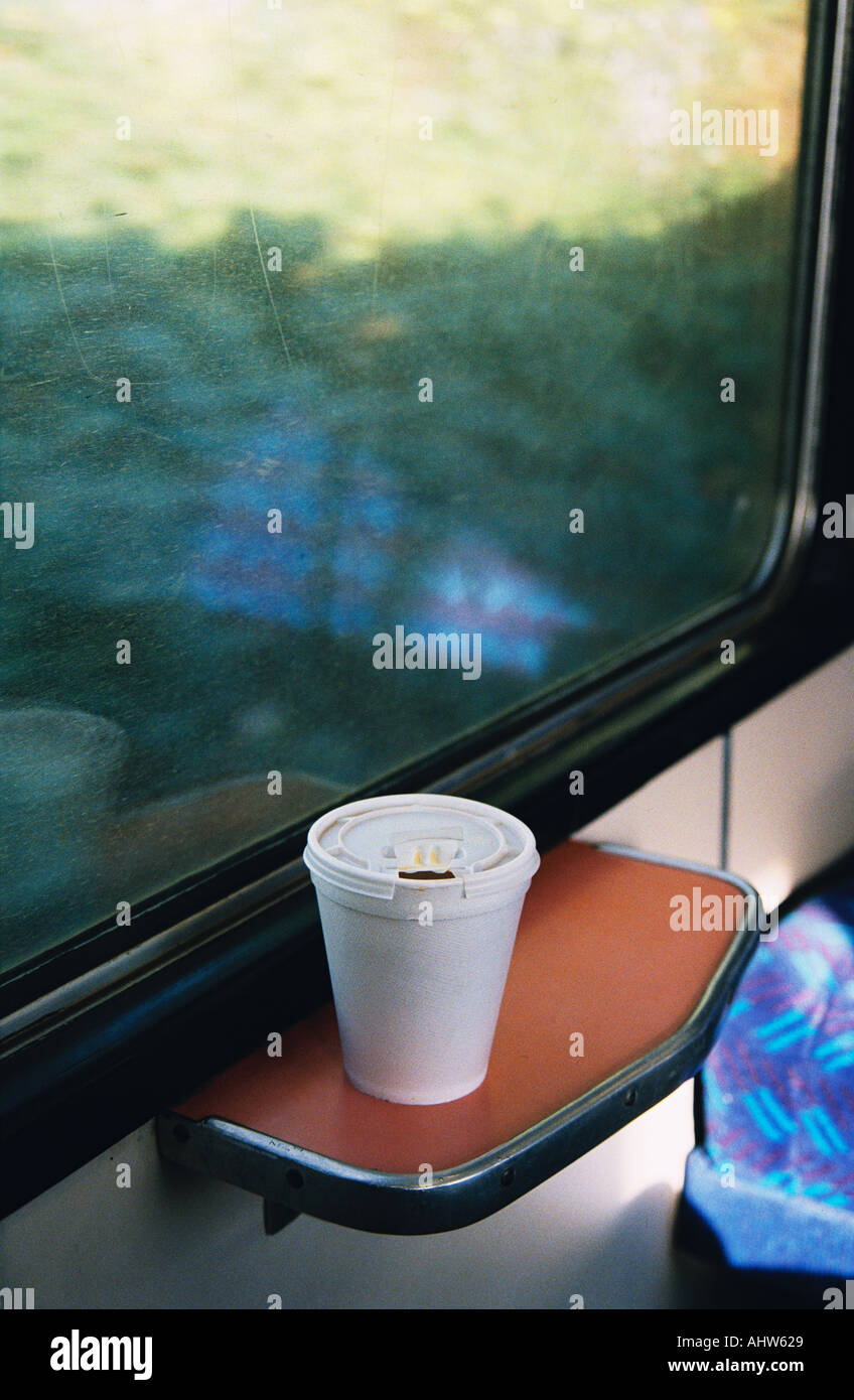 Il pendolarismo in Londra styrofoam una tazza di tè su un treno Foto Stock